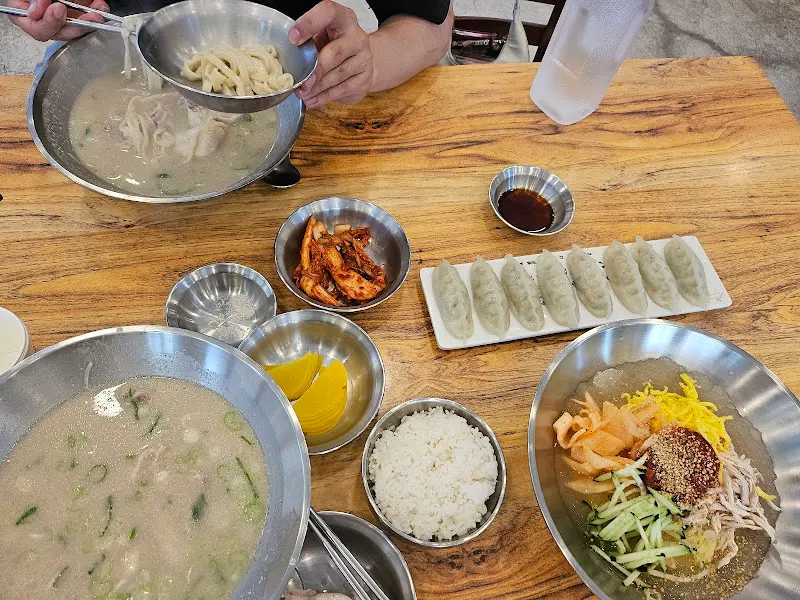 닭칼국수, 만두, 밀면