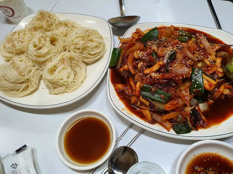 오징어볶음과 소면