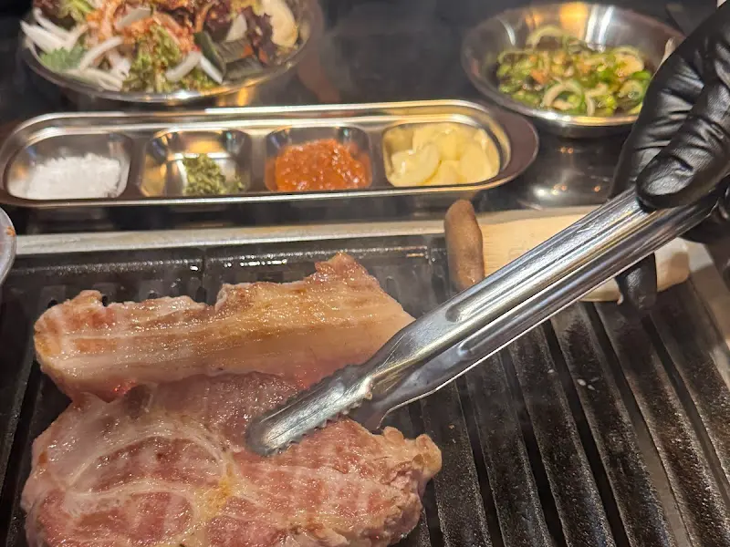 전문가의 손길로 구워지는 고기