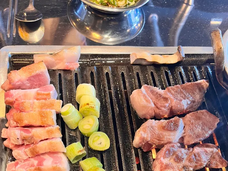 숯불 위에서 구워지는 고기와 채소들