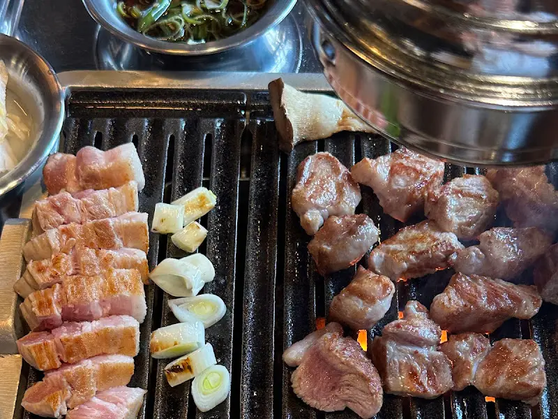 숯불에 구워지는 육백탄 숯불구이