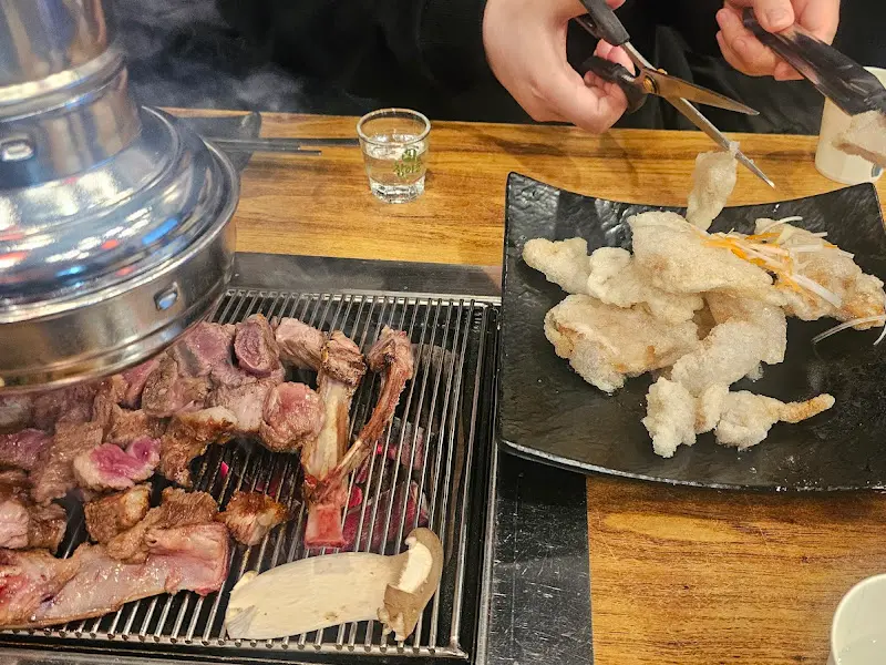 잘 구워진 양갈비와 연태 고량주