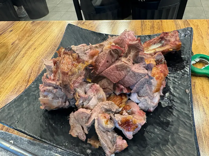 먹기 좋게 잘린 양다리