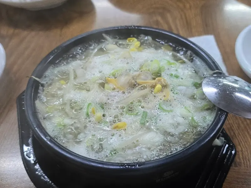 뚝배기 가득 담긴 콩나물국밥