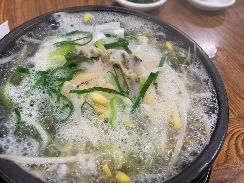 콩나물과 바지락이 가득한 콩나물국밥