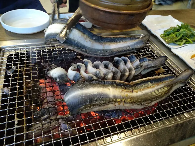 숯불 위에서 구워지는 장어