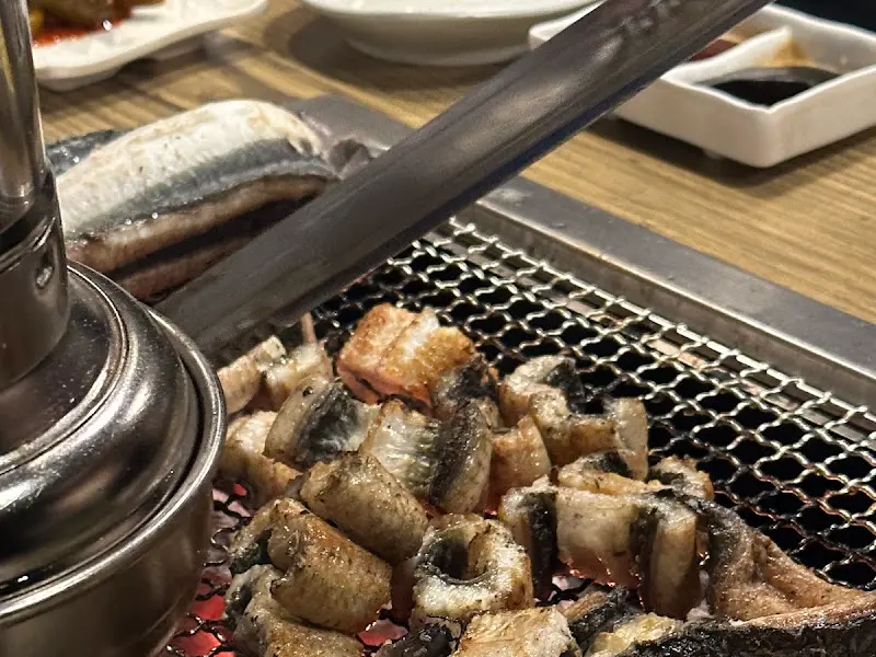 잘 익은 장어 조각들