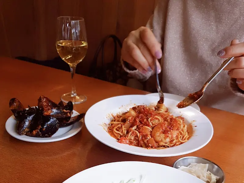 따뜻한 분위기의 레스토랑 내부