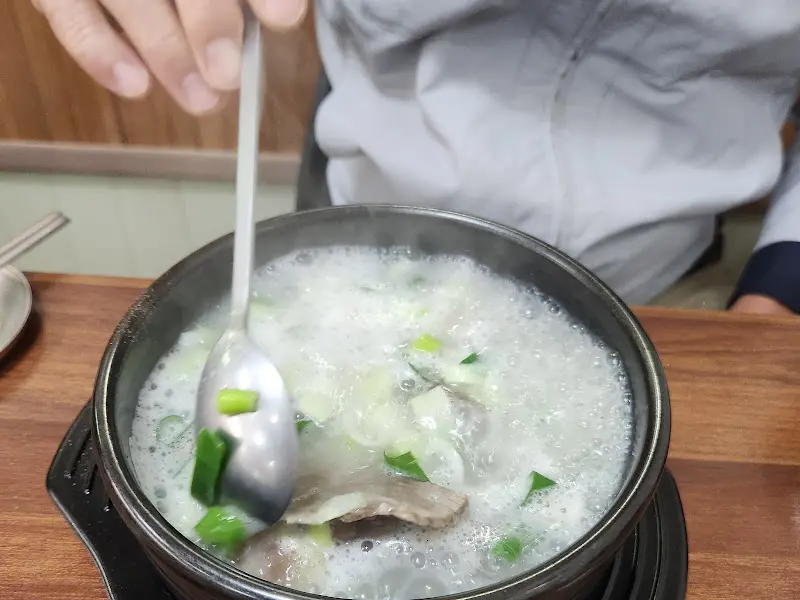 소머리 고기를 들어올리는 모습