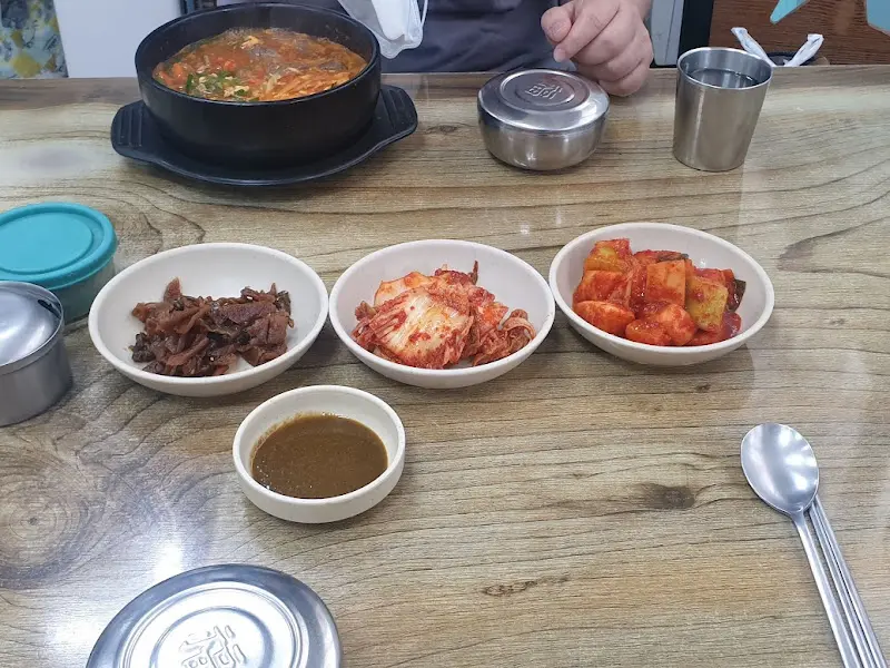 반찬과 함께 차려진 국밥 한 상