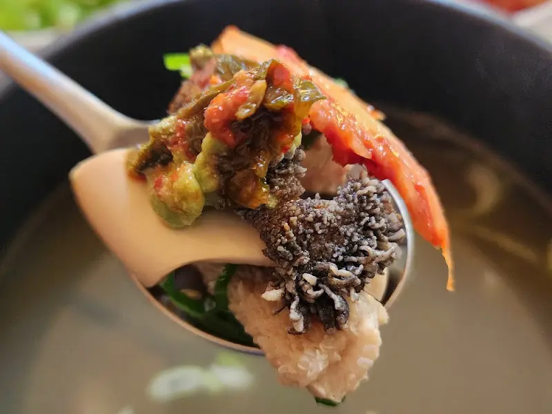 숟가락 위에 올려진 내장