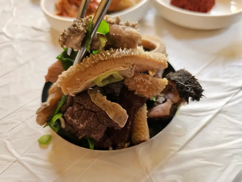 젓가락으로 집은 내장