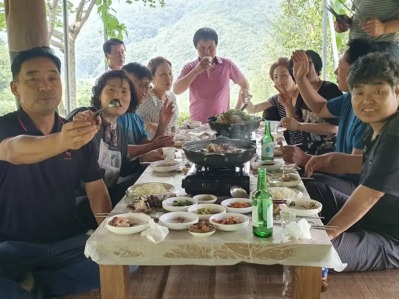 식당에서 즐거운 시간을 보내는 사람들