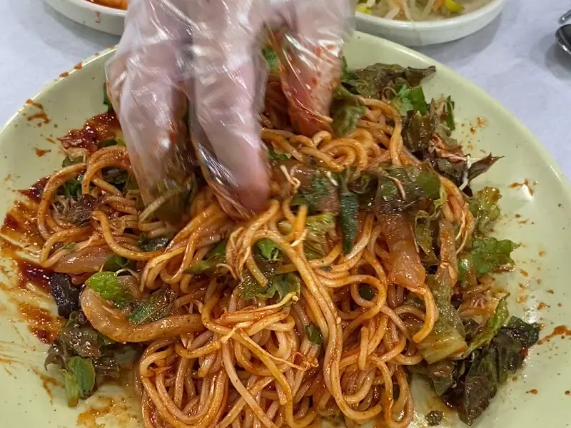 회국수 비비는 모습