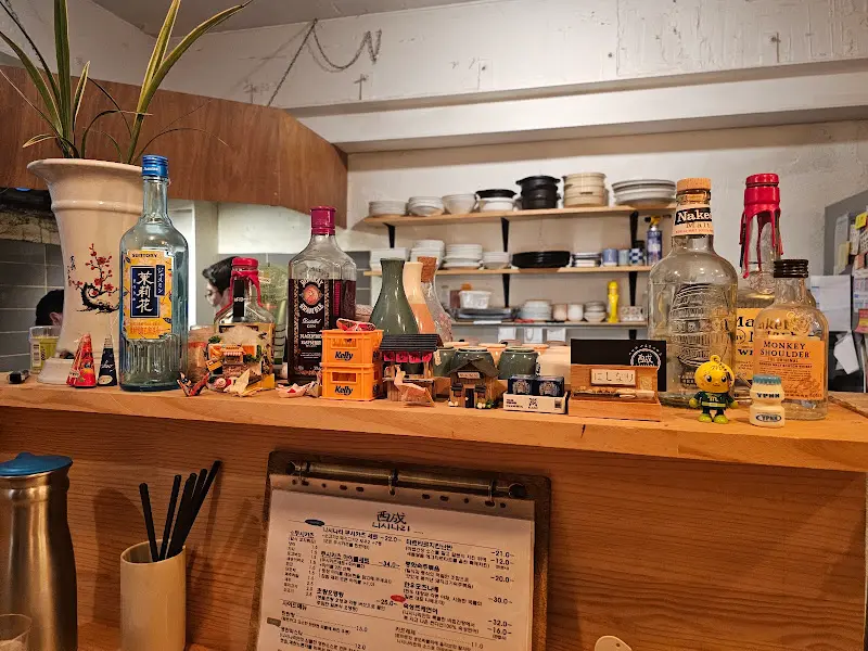 다양한 술병이 진열된 카운터