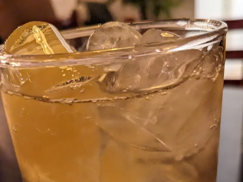 시원한 하이볼 한 잔