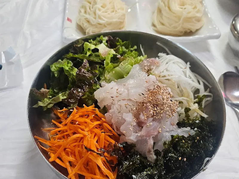 물회 속 재료들