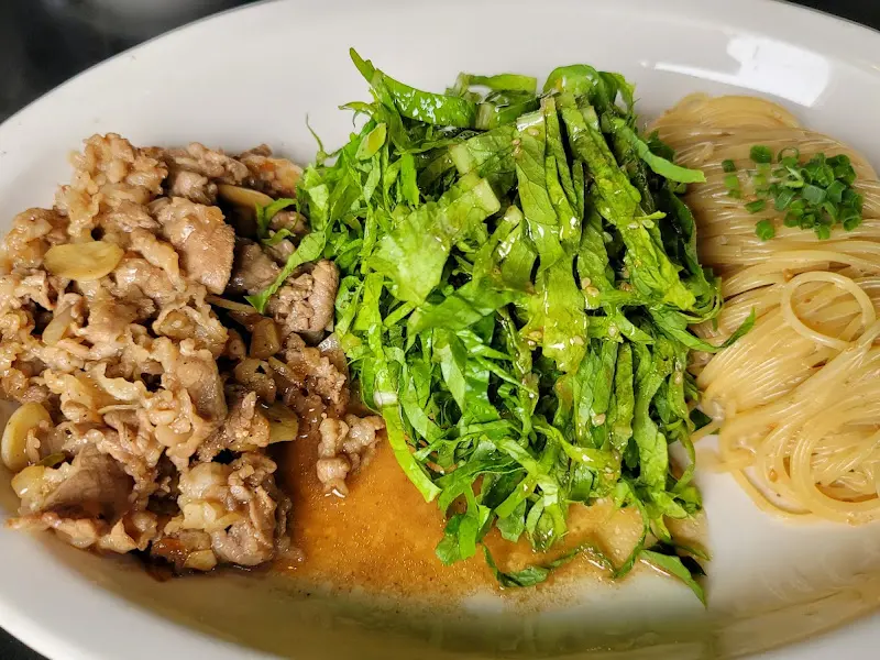 차돌박이 샐러드 파스타 '삼합'의 모습