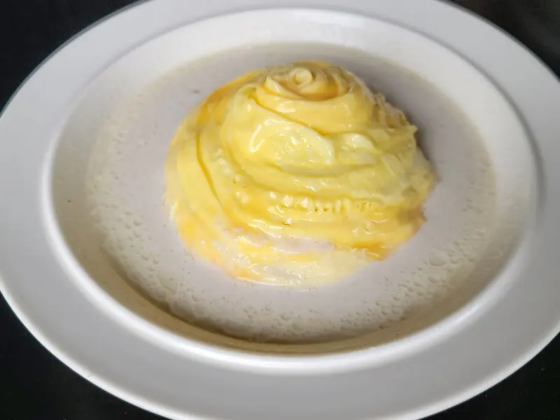 크림 소스에 잠긴 오므라이스의 모습