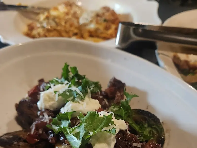 다양한 메뉴들이 놓여있는 테이블