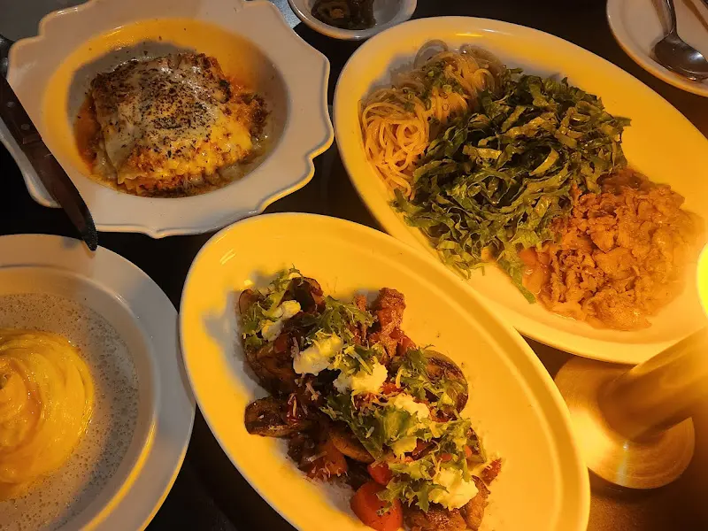 테이블 위에 놓인 여러 메뉴들