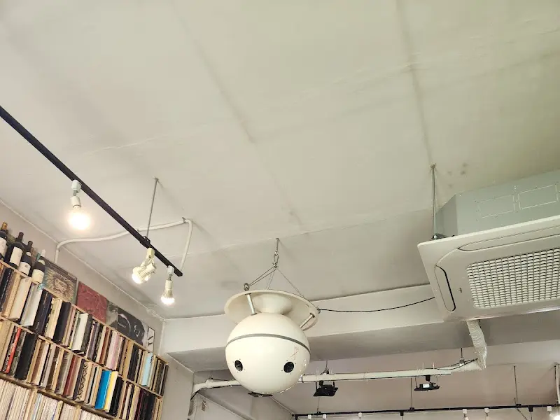 카페 천장 조명
