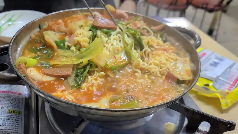 보글보글 끓고 있는 부대찌개의 모습