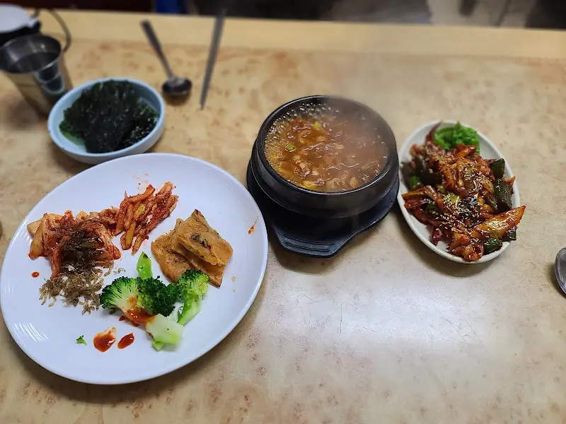 부대찌개와 밑반찬이 함께 놓여 있는 테이블