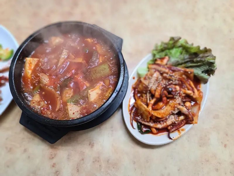 두부찌개와 오징어볶음