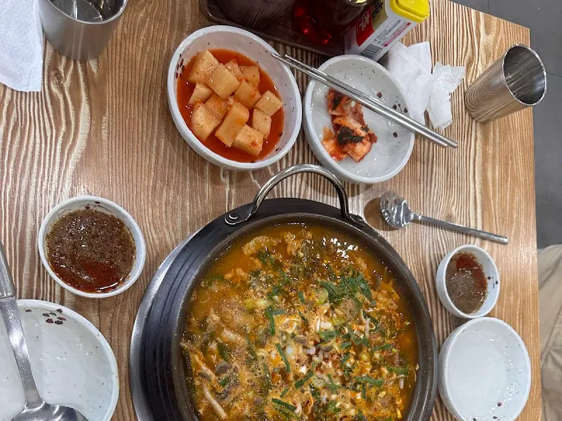 황소해장국 곱창전골과 밑반찬
