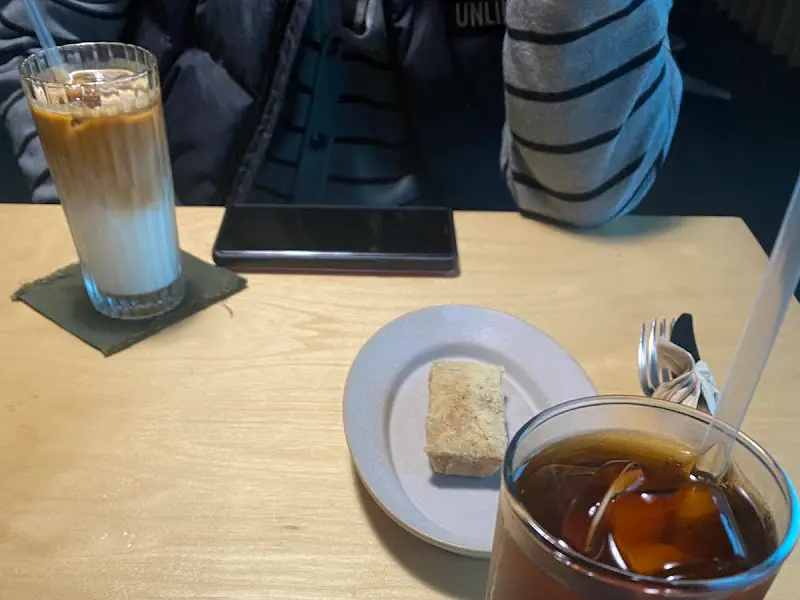 아이스 라떼와 구움 과자가 놓인 테이블