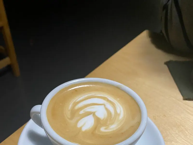 라떼 아트가 아름다운 따뜻한 라떼