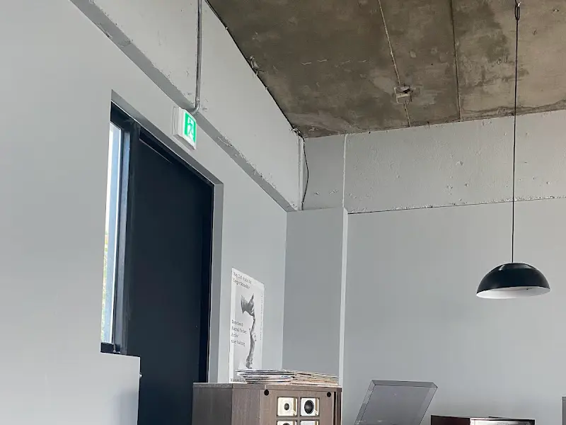 카페 천장과 조명