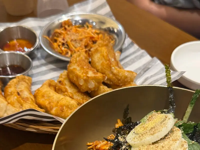 모듬 만두와 참치 비빔밥