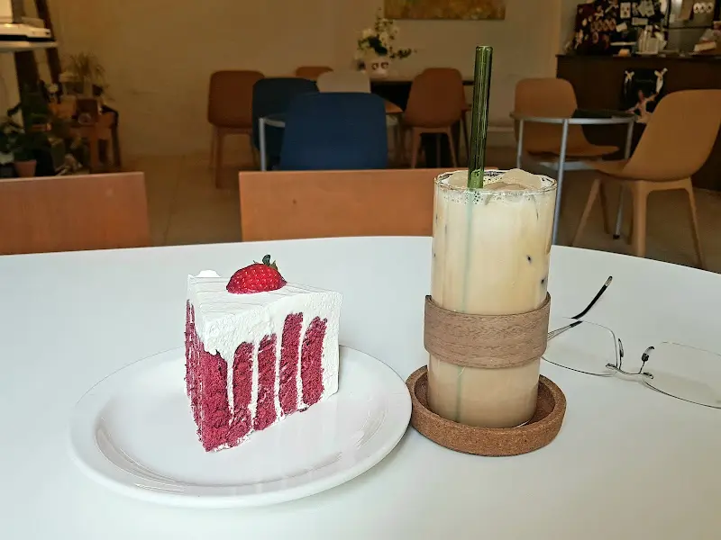 레드벨벳 케이크와 연유 라떼