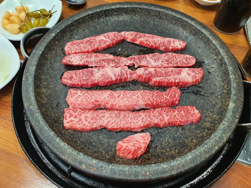 돌판 위에 구워지는 한우