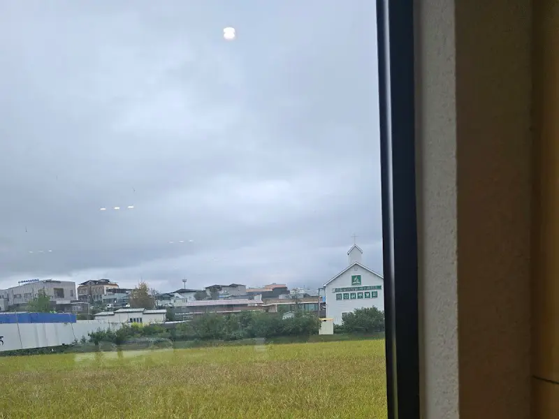 창밖으로 보이는 건물