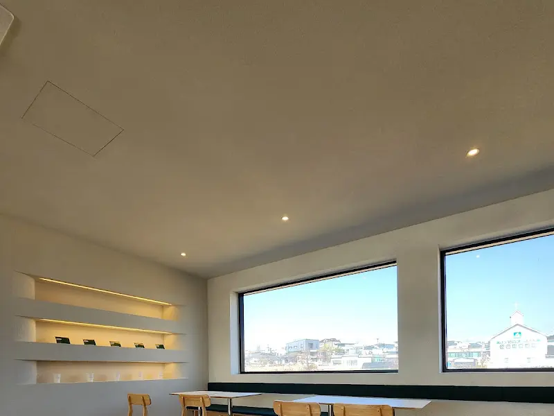 스윗띵 내부 천장과 창문