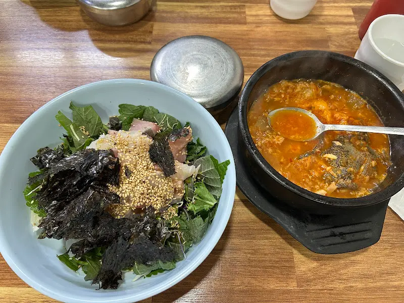 푸짐한 회덮밥과 매운탕