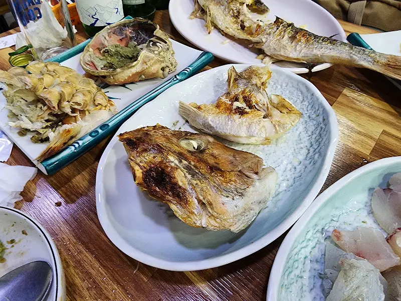 다양한 해산물이 가득한 한 상 차림