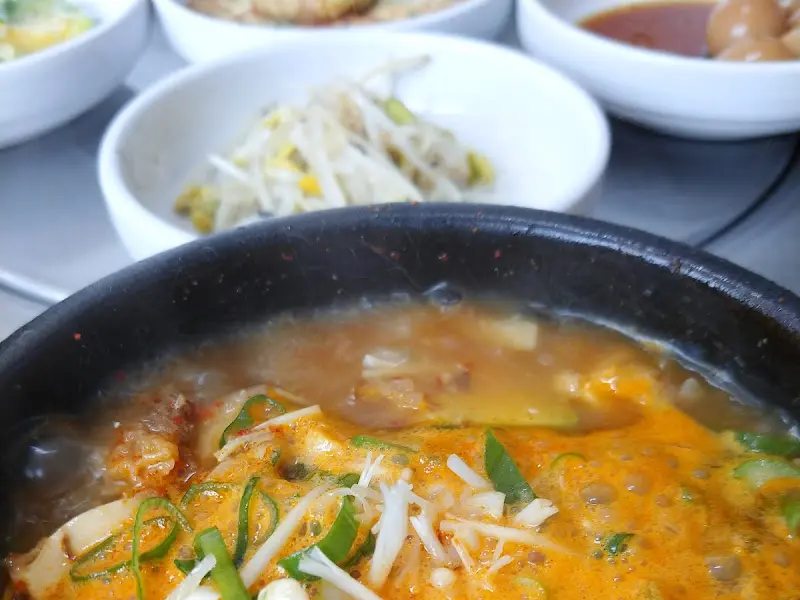보글보글 끓는 김치찌개