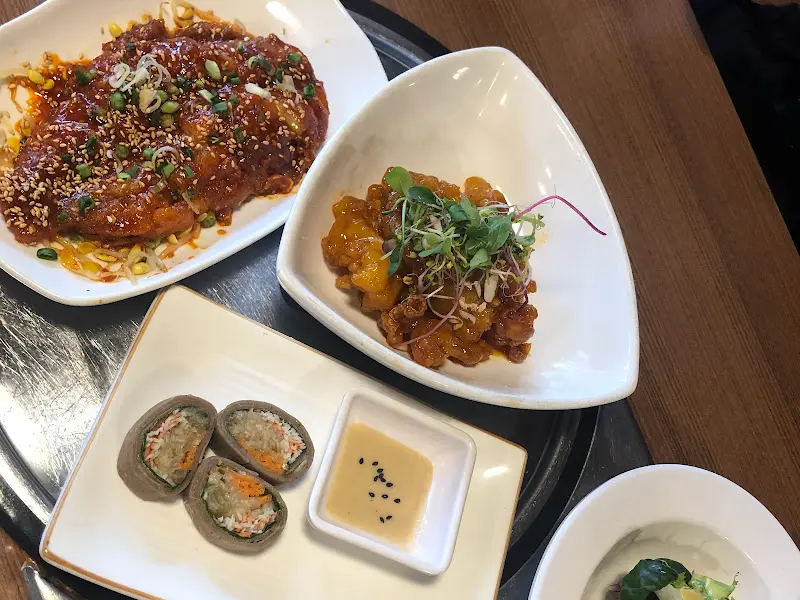 메인메뉴와 곁들임 음식