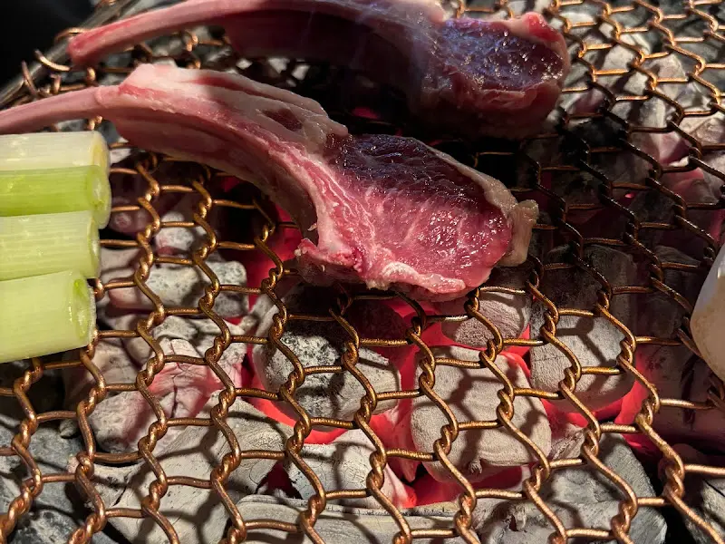 숯불 위에서 구워지는 프렌치 랙