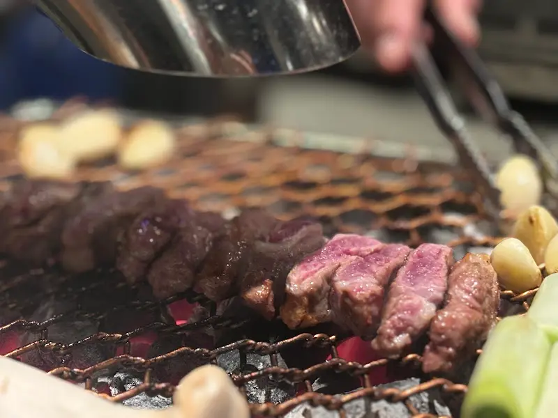 숯불 위에서 구워지는 양갈비