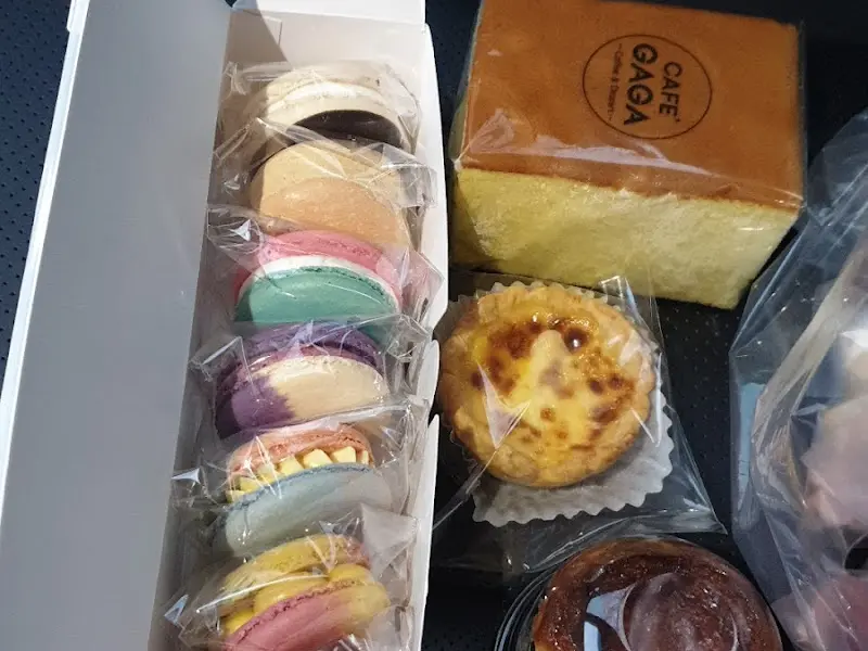 포장된 마카롱과 디저트