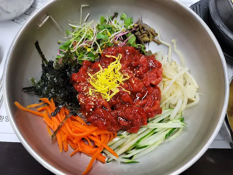 육회비빔밥 근접샷