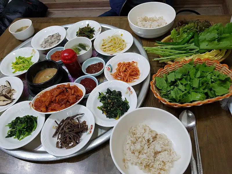 한 상 가득 차려진 보리밥 정식