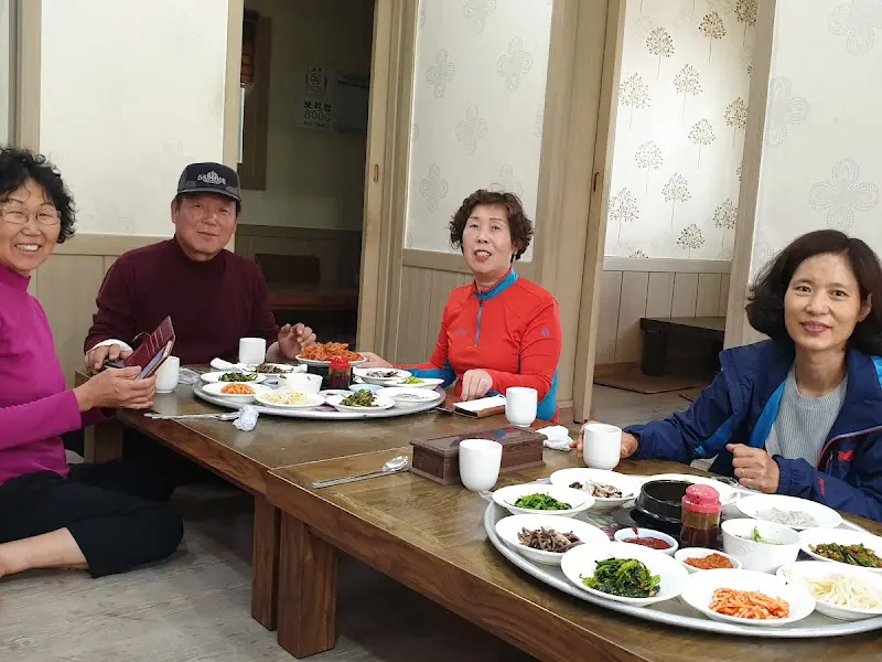 정겨운 분위기의 식당 내부