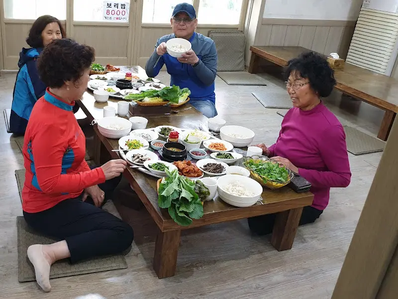 푸짐한 밥상 앞에서 즐거워하는 손님들