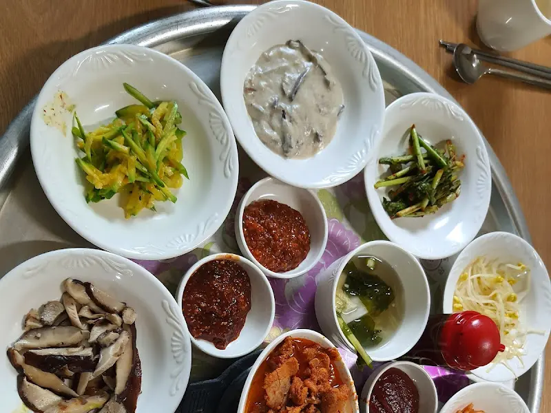 다양한 나물 반찬들